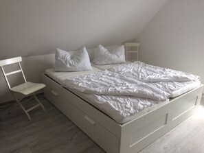 Schlafzimmer mit Doppelbett