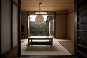 In the living room, there are diggots that are warm in winter and cool in summer.
