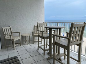 Balcony furniture with seating for up to 6