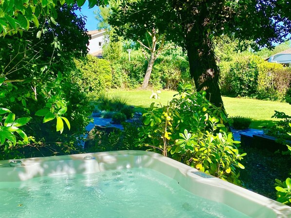 Bain à remous extérieur