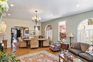 dining room area proving great entertaining space