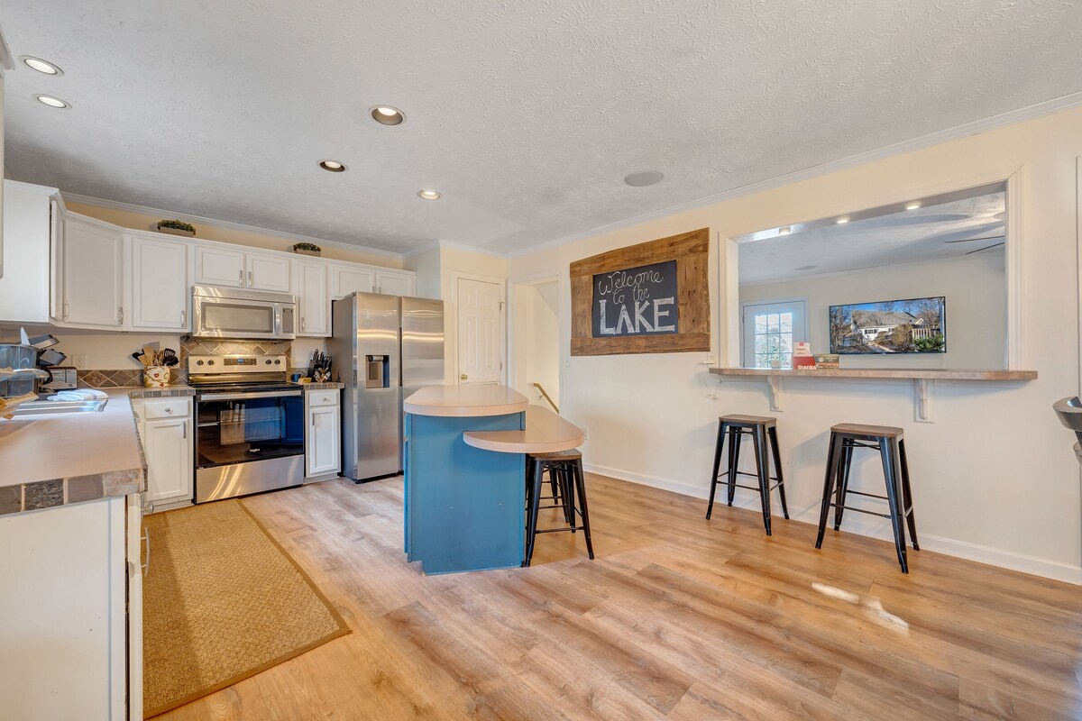 Lakefront with Amazing Amenities! Quiet cove, SUPs, Fire Table, Game Room, Pets