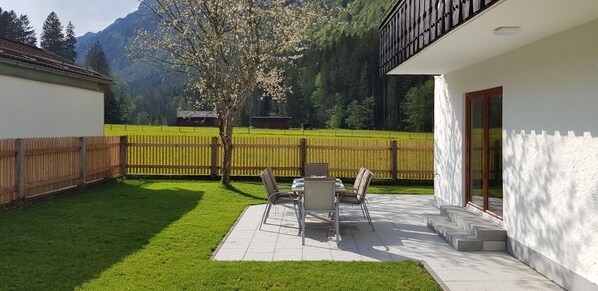 Südwest-Terrasse mit Bergblick