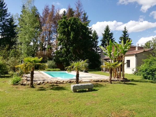 Parc de 4000m2 avec piscine