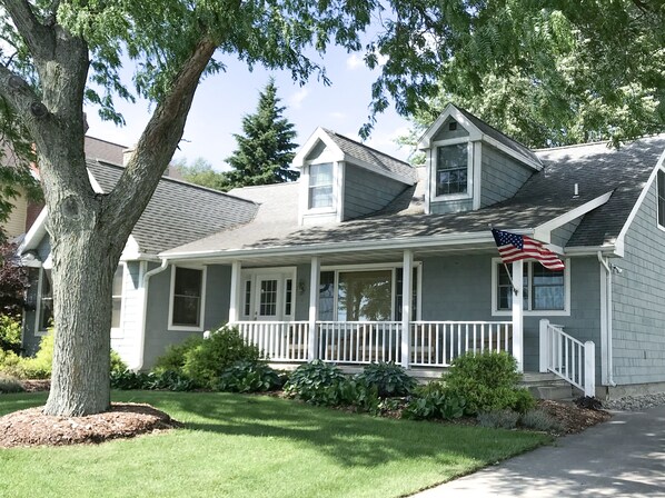 Canal House. Beautiful lake cottage in Sturgeon Bay. Great central location