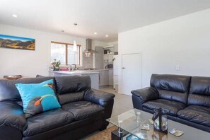 Lounge/dining/kitchen - underfloor heating.