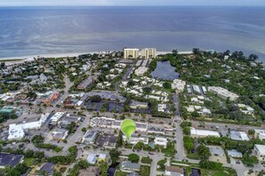 Only a 7 minute walk to Siesta Key's powdery white sand.....beach accessories provided.