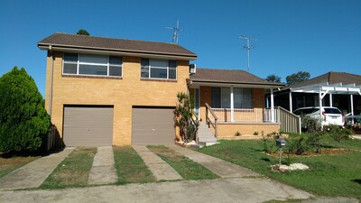 Modern 4-Bedroom Large House Close to Singleton CBD Hunter Valley