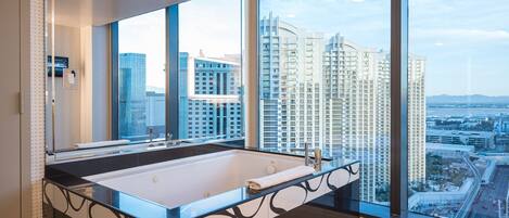 Jetted Jacuzzi with stunning city views! Can it get any better than that?