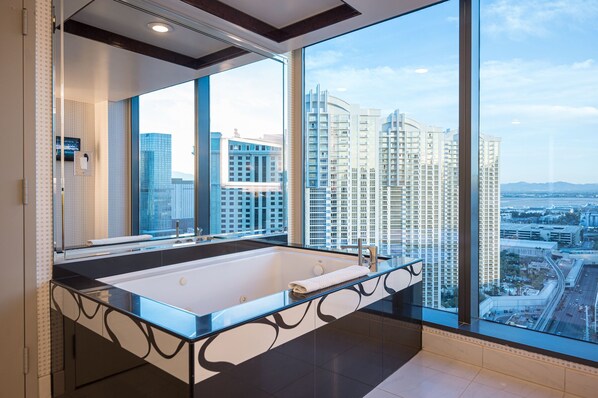 Jetted Jacuzzi with stunning city views! Can it get any better than that?