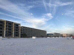 Pelican Isle beach side - middle building 