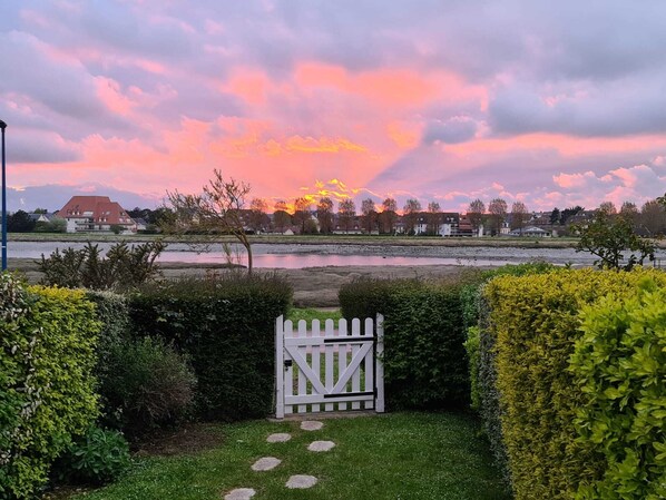 Vue du jardin sur la Dives
