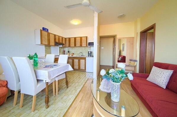 Wohnbereich. Kitchen and living room