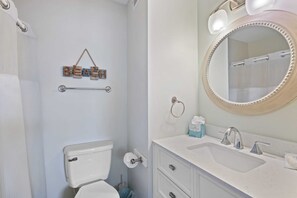 Full Bathroom in Primary Bedroom