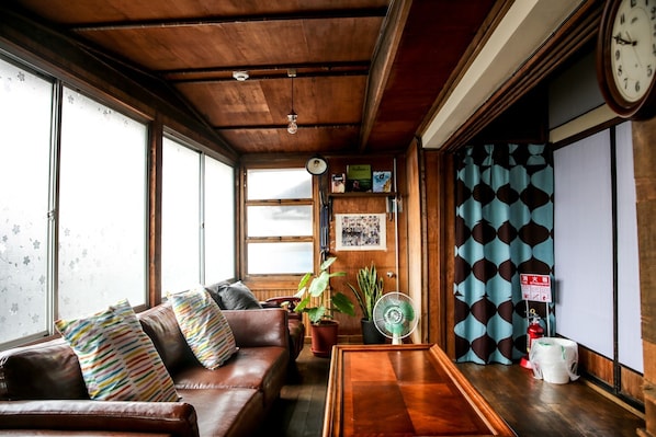 2F Lounge / Sofa