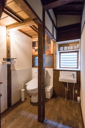 1F toilet