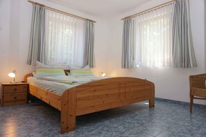 Ferienwohnung 1 für 1-4 Personen (48 qm, EG)-Schlafzimmer