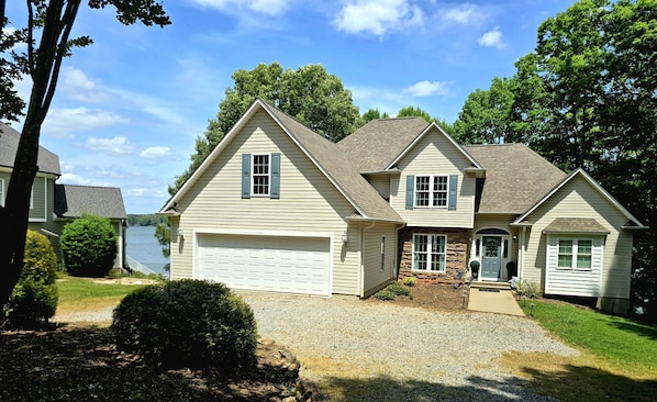 Welcome to beautiful Vista Pointe at Lake Gaston 