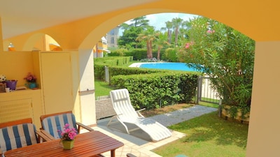 Schöne Wohnung mit privatem Garten in einer Residenz mit einem Schwimmbad am Seeufer