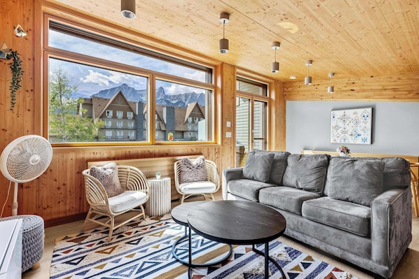 Spacious lounge area with spectacular South-facing mountain views