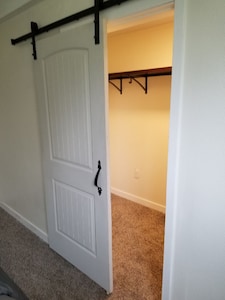 Newly Remodeled  Cottage  Apartment Mins from the Airport