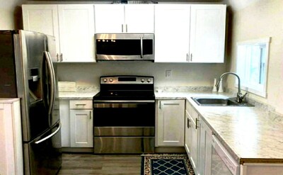 Newly Remodeled  Cottage  Apartment Mins from the Airport