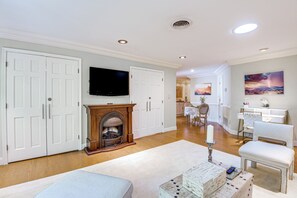 Living Room | Free WiFi | Smart TV | Central A/C & Heating