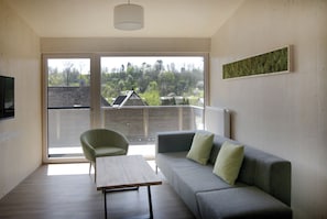 Apartment C mit großem Balkon-Sofa und TV laden zum Verweilen ein