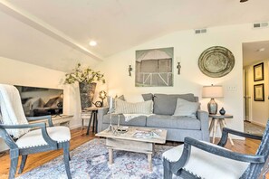 Living Room | Central A/C & Heating | Smart TV | Free WiFi