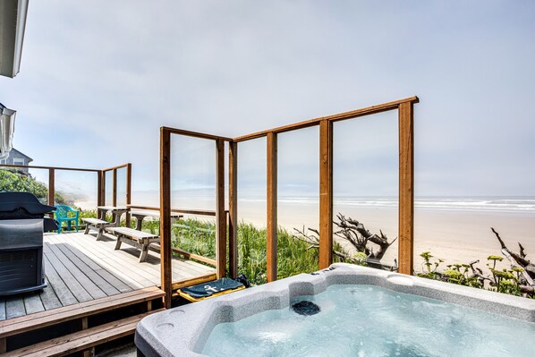 Ocean front hot tub, deck and cool decor inside make this house fabulous!
