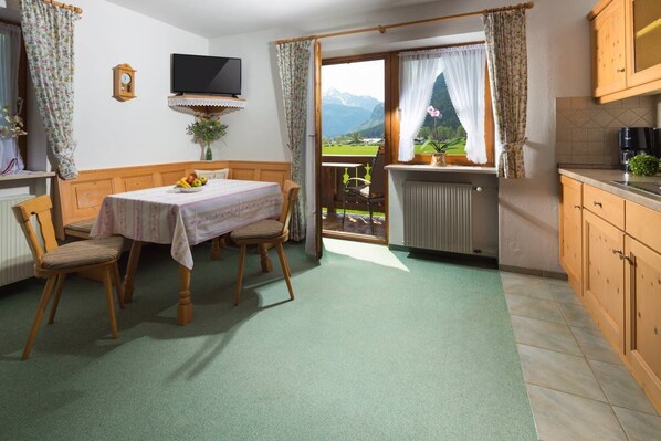 Ferienwohnung Kehlstein, 40 qm,1-2 Personen, 1 separates Schlafzimmer, Balkon-Wohnküche