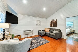 Living Room | Central A/C & Heating | Free WiFi