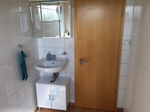 Bad auf der Ebene des Gästezimmers