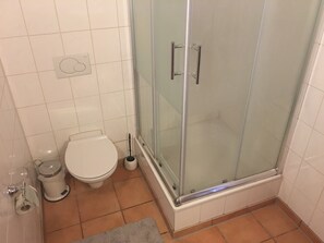 Bad mit Dusche im Erdgeschoss