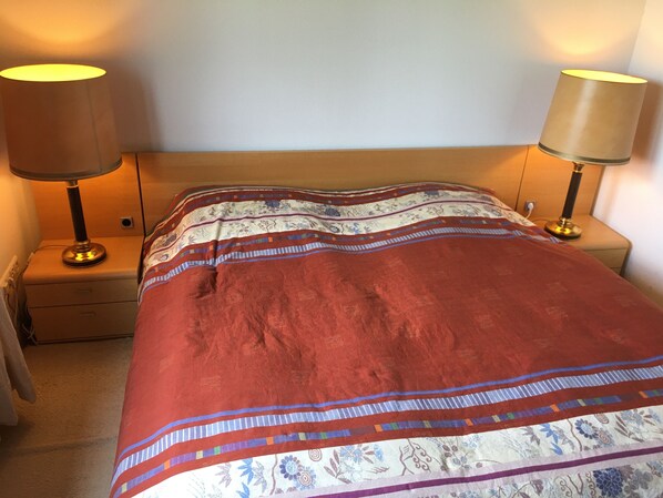 Doppelbett im Gästezimmer