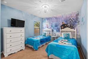 Chill out with Anna & Elsa in this Frozen-themed bedroom.