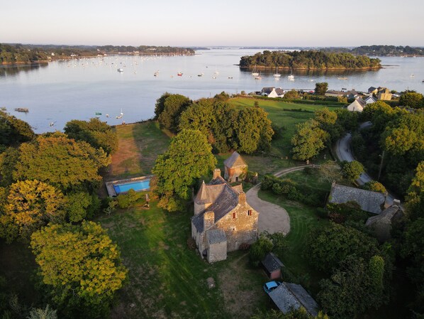 Le manoir avec accès direct au bord de l'eau