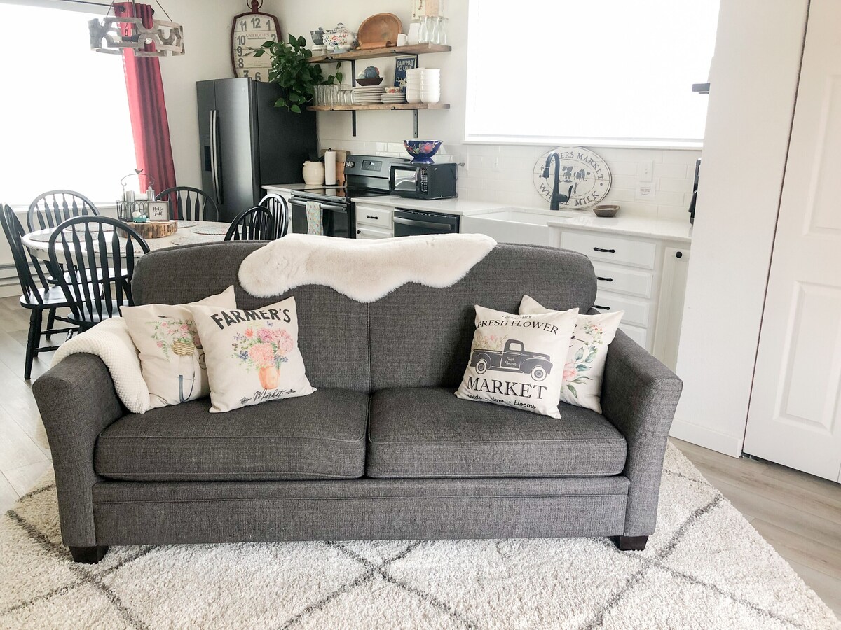 Enjoy country living in this charming farmhouse guest cottage