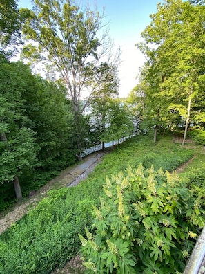 Walking access to lake