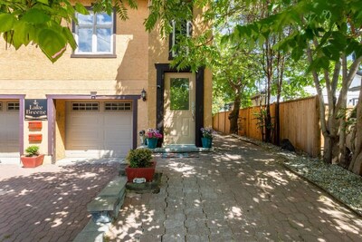 Lake Front Downtown Kelowna Home W/Dock