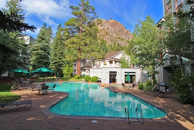 Ski-in/Ski-out Squaw Valley Lodge 2 BR: walk to village shops & restaurants