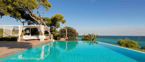 Sitges Villa Casa del Mar. Pool of 14*6 meter with infinite voew to the sea.