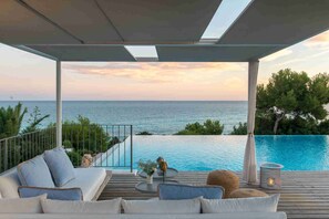 Chill-out to enjoy the summer, sun, good weather, near the pool.