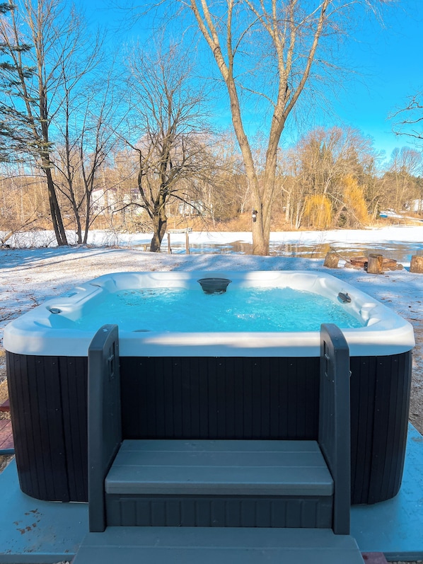 Hot tub 4 person