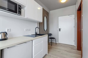 Kitchenette & entrance