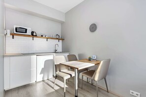 Kitchenette & dining