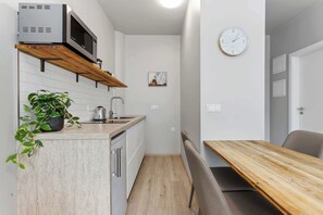 Kitchenette & dining