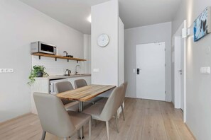 Dining & entrance to apartment