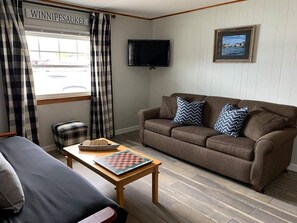 Living area w/pull out full size sofabed w/new memory foam mattress & futon