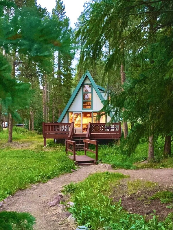 Cozy A-Frame in the forest outside Breckenridge